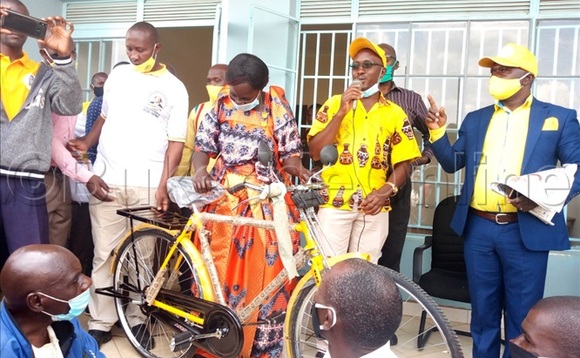 Capt. Birimumaaso ng'akwasa bassentebe b'ebyalo obugaali. Ebifaananyi bya Florence Tumupende Capt. Birimumaaso ng'akwasa bassentebe b'ebyalo obugaali. Ebifaananyi bya Florence Tumupende