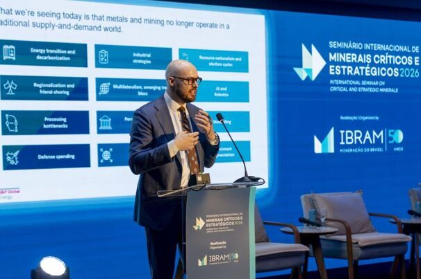Matt Blundell, da S&P, em palestra no Seminário Internacional de Minerais Críticos e Estratégicos 2026 Ibram