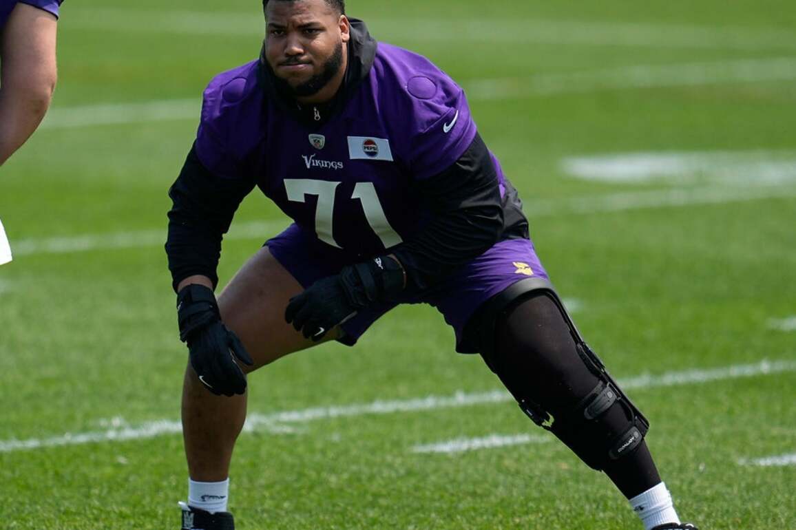 Injured Vikings LT Christian Darrisaw doing individual drills at minicamp after knee injury