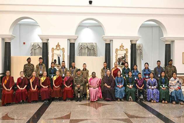 President Droupadi Murmu meets students from Ladakh attending National Integration Tour