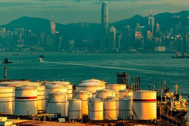 China completes first LNG trade in yuan