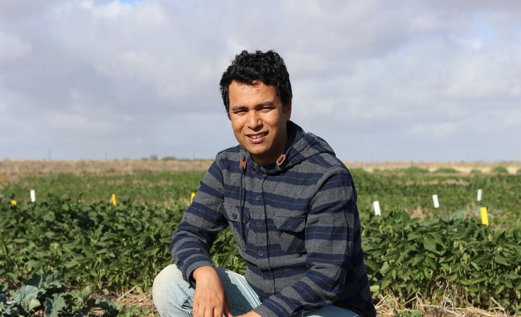 PhD student Sachesh Silwal presenting during a tour of Horsham SmartFarm discussing varieties selected from the Australian Grains Genebank germplasm which were used in the mungbean field trial.