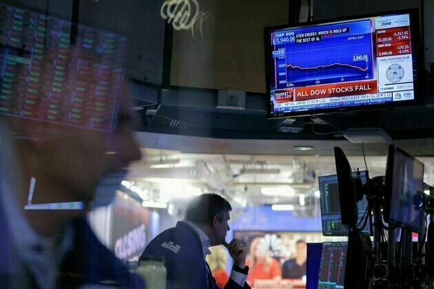 US stocks tumble on rate hike concerns