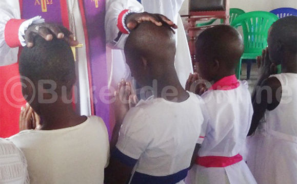 Bp. Tamale ng’asabira abamu ku baana abaateereddwako emikono. Bp. Tamale ng’asabira abamu ku baana abaateereddwako emikono.