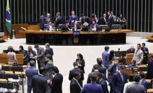 Deputados votaram o acordo na noite de quarta-feira (25)