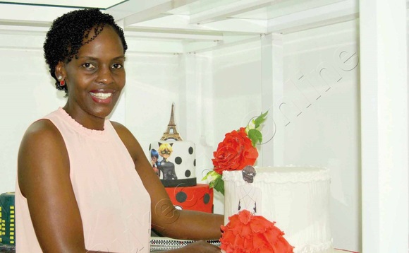 Ssekabembe ng’alaga ezimu ku keeki eziwedde okuyooyootebwa. Ssekabembe ng’alaga ezimu ku keeki eziwedde okuyooyootebwa.
