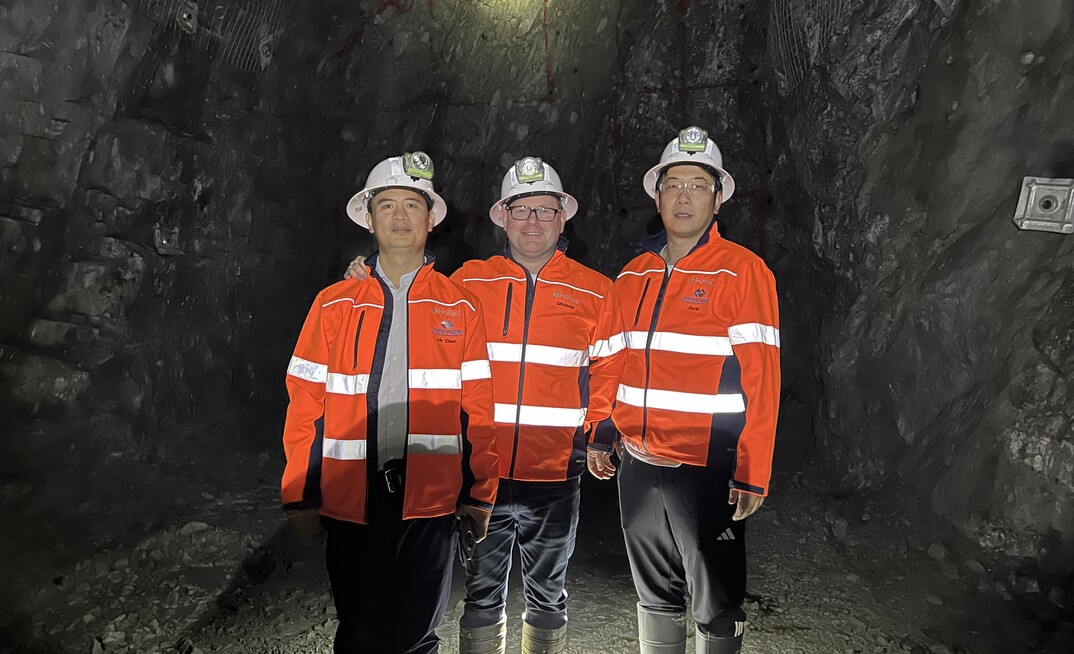 Hellyer Gold Mines chief executive Graham Cox (centre).