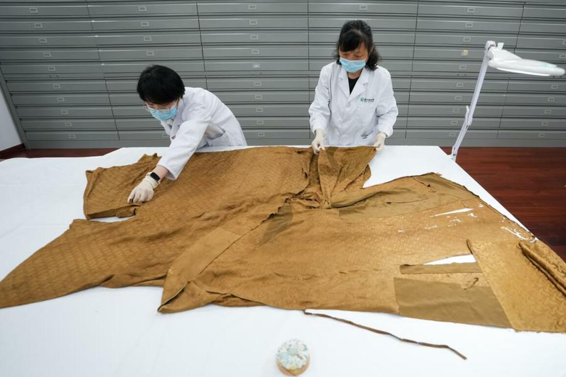 Culture&Life | Silk restorers bring silk cultural relics back to life in E China's Jiangsu