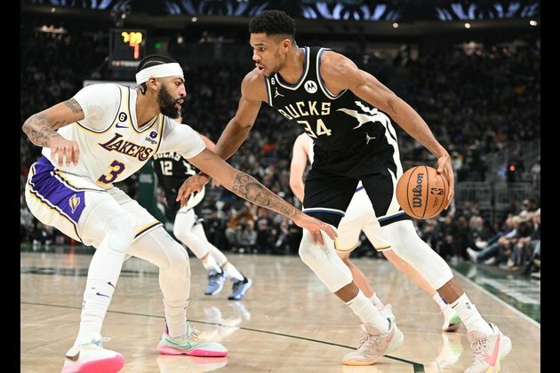 Lakers emerge with high-scoring win over Bucks