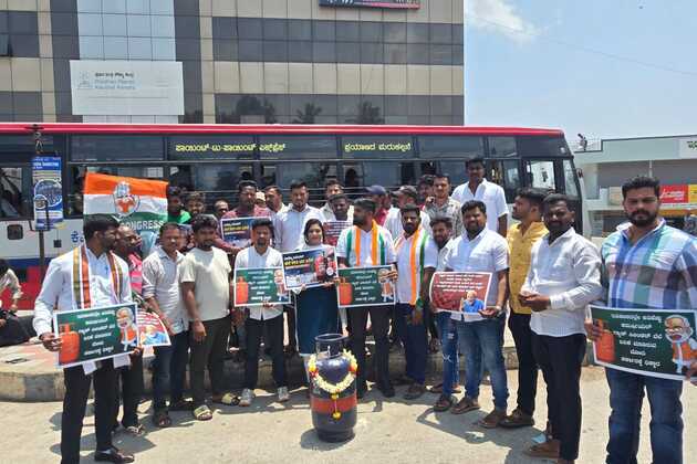 Karnataka Youth Congress protests against commercial LPG price hike, seeks withdrawal