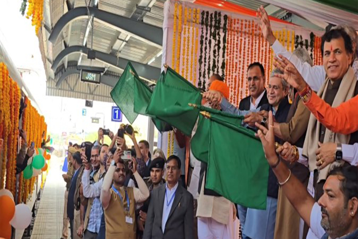 Union Ministers Ashwini Vaishnaw, Gajendra Sekhawat inaugurate 'Swarn Nagari' Jaisalmer-Delhi train