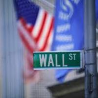 Wall Street splits, Dow dips 19 poin ts, broader markets hit records