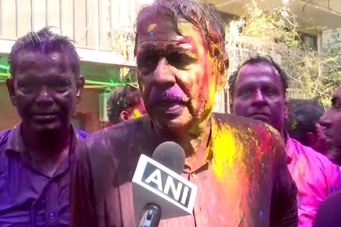 Sandeep Dikshit jibes at AAP's "Kattar Imandar" holi, says "leaders could even put their names on funeral pyre wood"