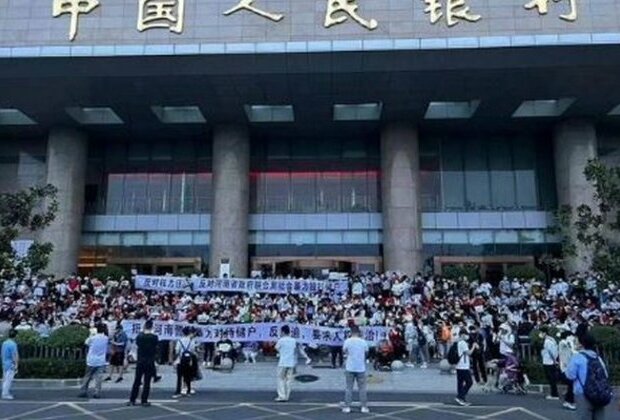 Chinese tanks roll on streets to scare Henan Bank protestors