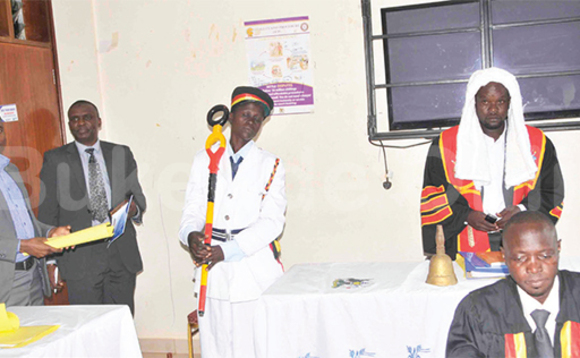 Sipiika Mbonye (ku ddyo) ne Muyanja (owookubiri ku kkono) mu kkanso gye buvuddeko. Sipiika Mbonye (ku ddyo) ne Muyanja (owookubiri ku kkono) mu kkanso gye buvuddeko.