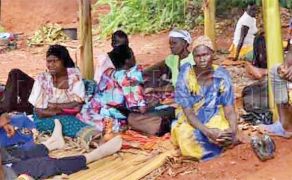 Abakungubazi mu lumbe lwa Nangobi eyali muka Mukisa. Abakungubazi mu lumbe lwa Nangobi eyali muka Mukisa.