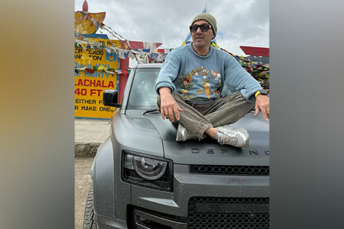 Sunny Deol flaunts clean-shaven look as he poses at Baralacha La Pass