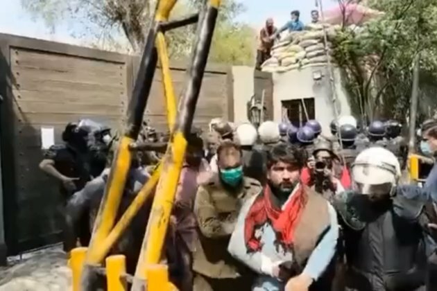 Police raid former Pakistani PM&#039;s home