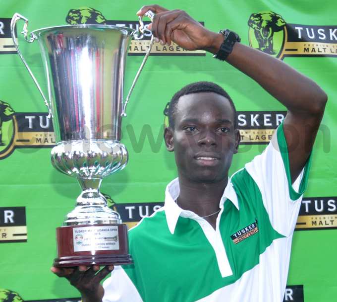 tile poses with his ganda pen trophy last year hoto by ichael subuga