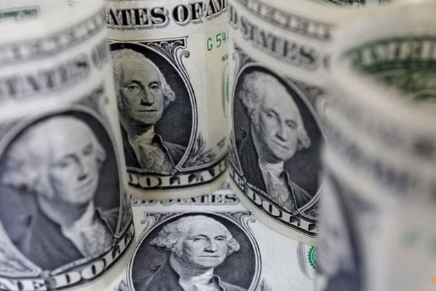 Dollar gains as traders look past Venezuela to flurry of US data