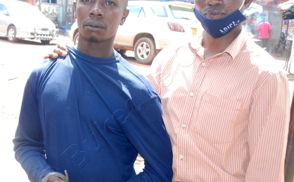 Kasibante ku mpingu ng'akwatiddwa. Kasibante ku mpingu ng'akwatiddwa.