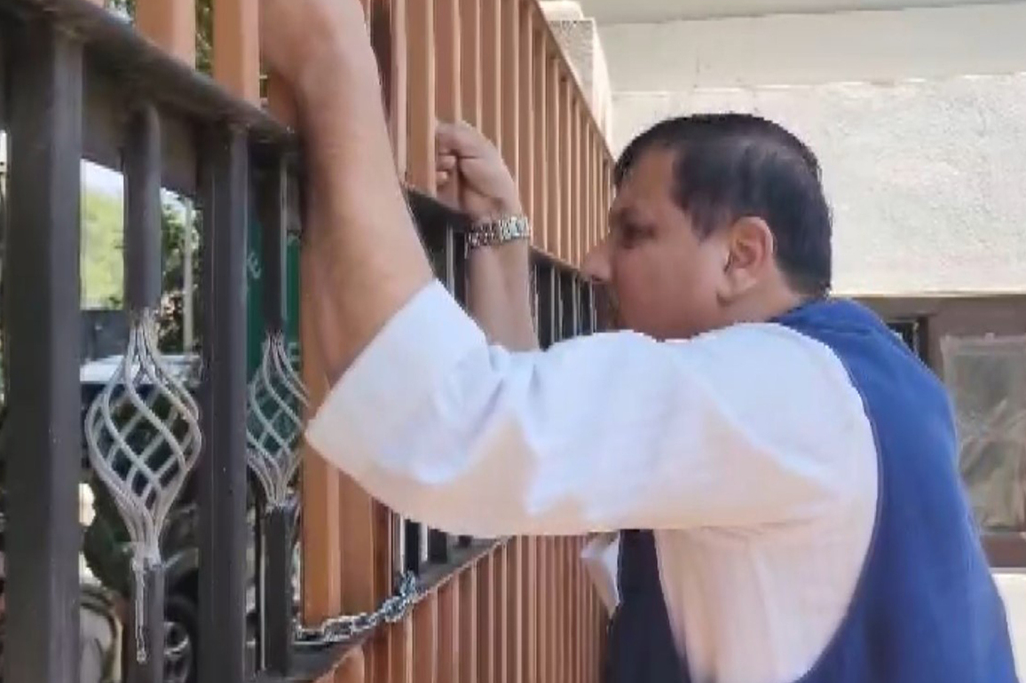Farooq Abdullah meets Sanjay Singh, both converse with AAP MP standing behind gate