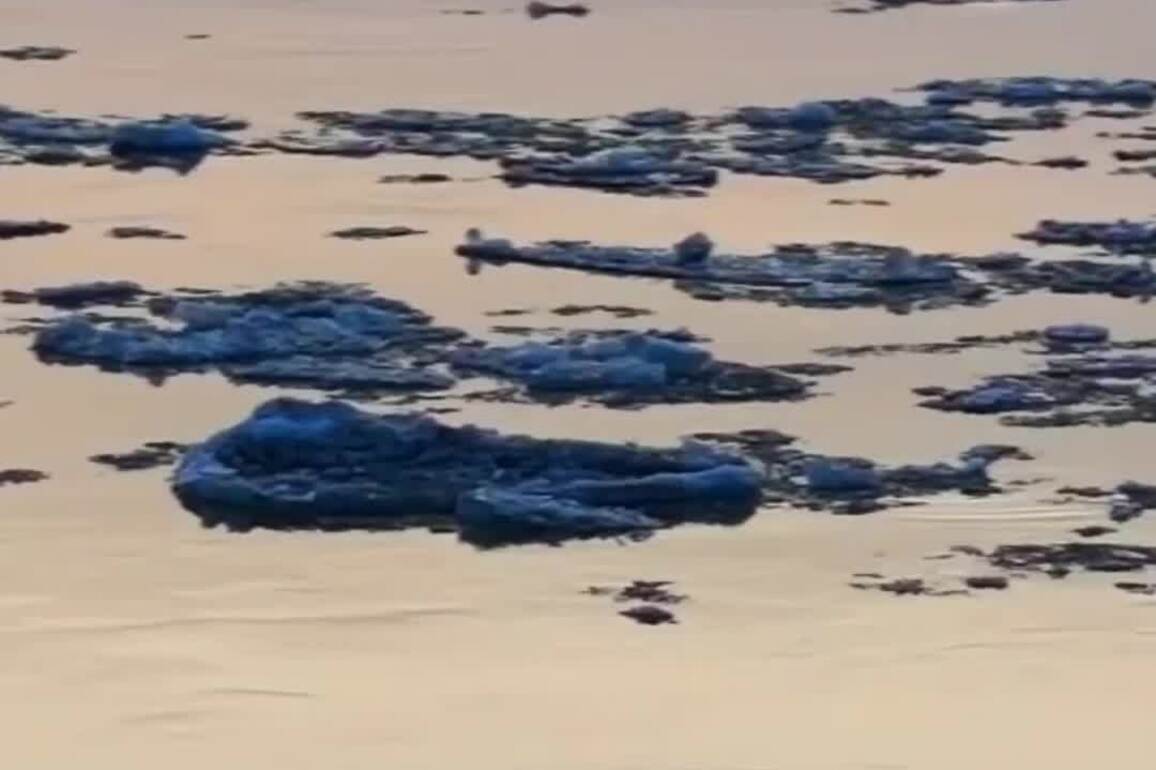 60"FlyOverChina | Ice floes in golden glow in Songhua River