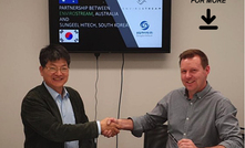 SungEel President Kang Myung Yi and Envirostream MD Andrew Mackenzie shaking hands after signing the offtake MoU.