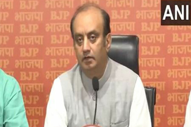 "Gair mullah iss kadar pyaaj khaane mein laga hai...": BJP's Sudhanshu Trivedi slams Rahul Gandhi's "surrender" remarks