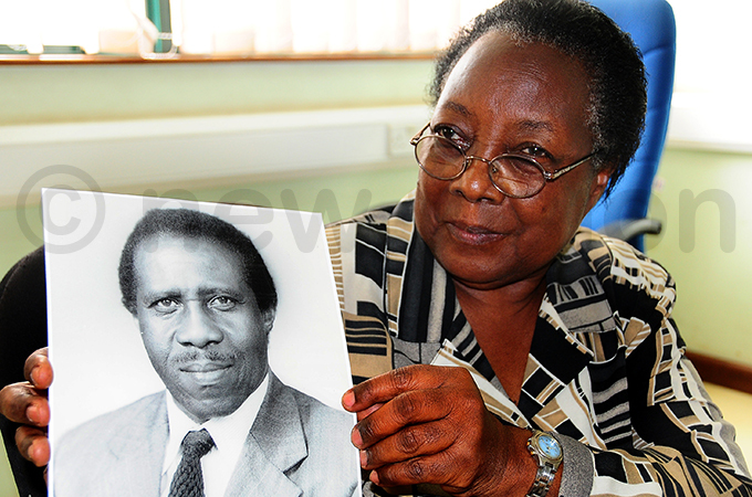 rof akomas wife aria eresa akoma displays a picture of her late husband ile hoto