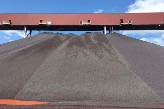 Iron ore futures close higher