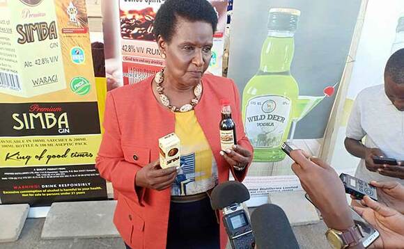 Minisita Amelia mu kutongoza kkampuni ya Premium Distillers Limited e Kagoma. Minisita Amelia mu kutongoza kkampuni ya Premium Distillers Limited e Kagoma.