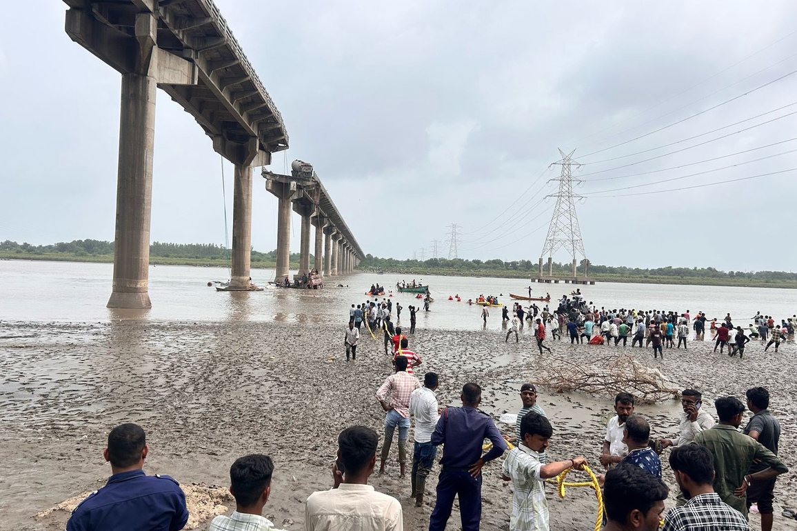 (SpotNews)INDIA-GUJARAT-BRIDGE-COLLAPSE
