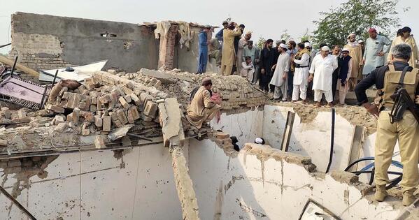 15 policemen killed in suicide attack in NW Pakistan