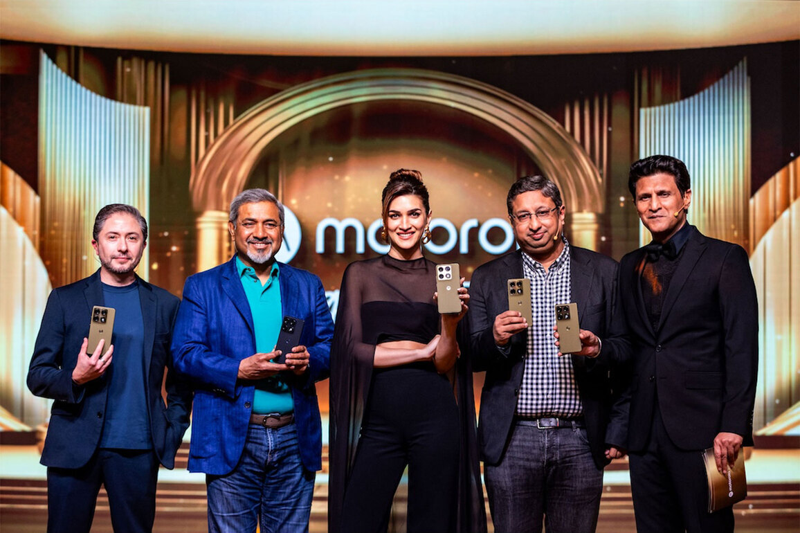 Motorola elevates the flagship segment in India with Motorola Signature - DXOMARK-certified camera, Signature Club services, & performance for 54,999*