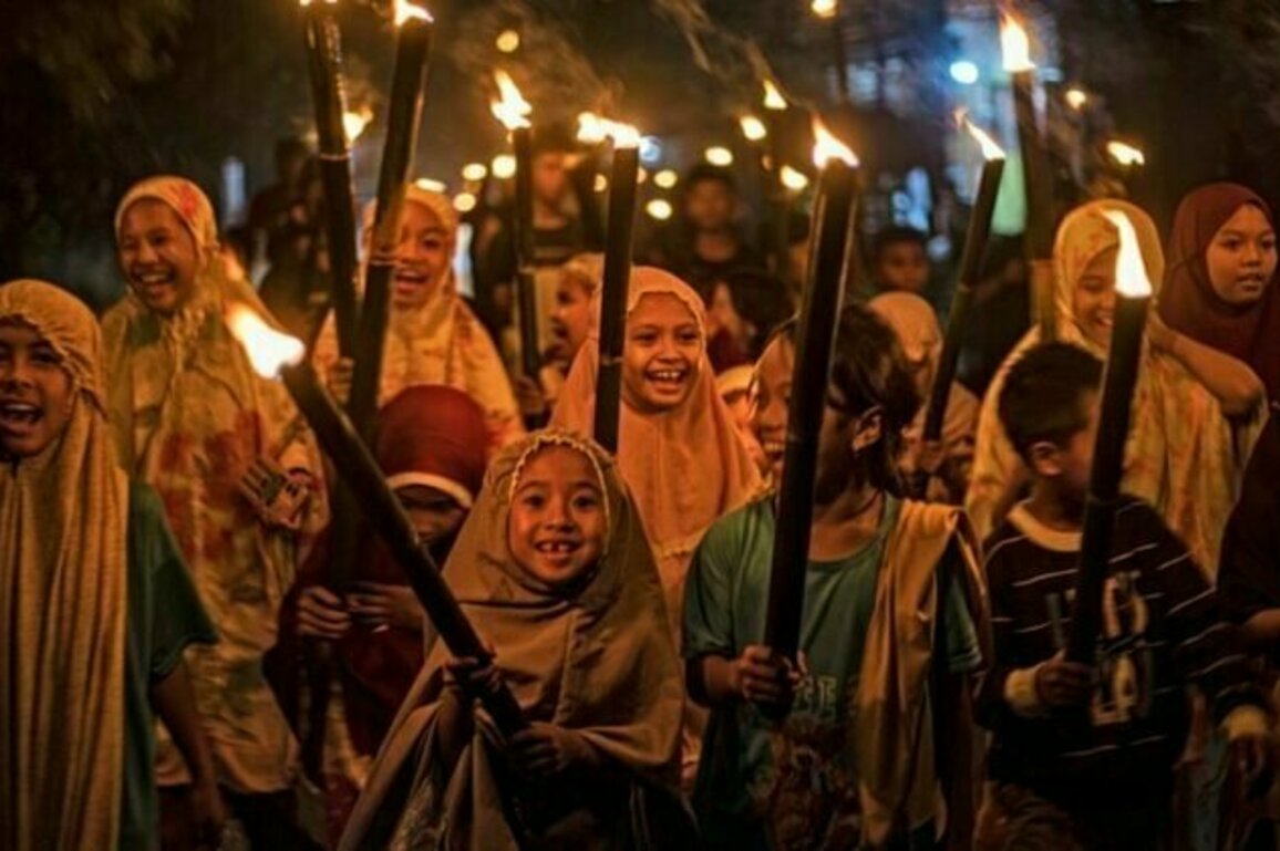What is Ramadan and how do Muslims observe the Islamic holy month