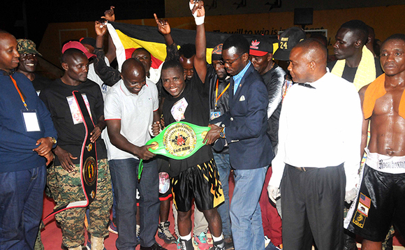 Akulira emizannyo mu UPDF Col. John Mark Ssemmanda (owokusatu ku kkono) ne pulezidenti wa East African Boxing Union, Major Herbert Ndiwalana (mu ssuuti) nga basiba Abdu Sebute omusipi gwe yawangudde Akulira emizannyo mu UPDF Col. John Mark Ssemmanda (owokusatu ku kkono) ne pulezidenti wa East African Boxing Union, Major Herbert Ndiwalana (mu ssuuti) nga basiba Abdu Sebute omusipi gwe yawangudde