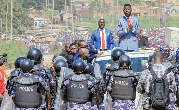 Bobi Wine bwe yabadde ava okwewandiisa poliisi n'emusalako. Bobi Wine bwe yabadde ava okwewandiisa poliisi n'emusalako.