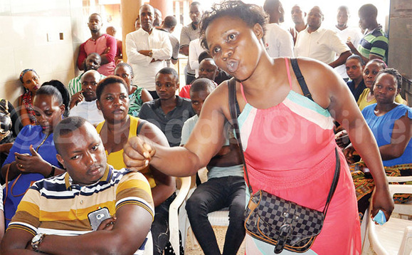 Abasuubuzi abakolera ku kizimbe kya Qualicel mu lukiiko. Abasuubuzi abakolera ku kizimbe kya Qualicel mu lukiiko.