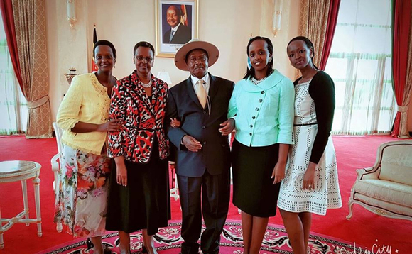 Minisita w'ebyenjigiriza n'emizannyo Hon. Janet Kataaha Museveni ng'ali n'abumumaka ge oluvannyuma lw'okulayira. Amuddiridde ye bba Pulezidenti Yoweri. Minisita w'ebyenjigiriza n'emizannyo Hon. Janet Kataaha Museveni ng'ali n'abumumaka ge oluvannyuma lw'okulayira. Amuddiridde ye bba Pulezidenti Yoweri.