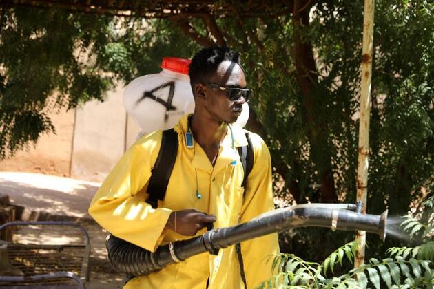 In narrow alleys of Sudan's capital, volunteers battle dengue fever spread