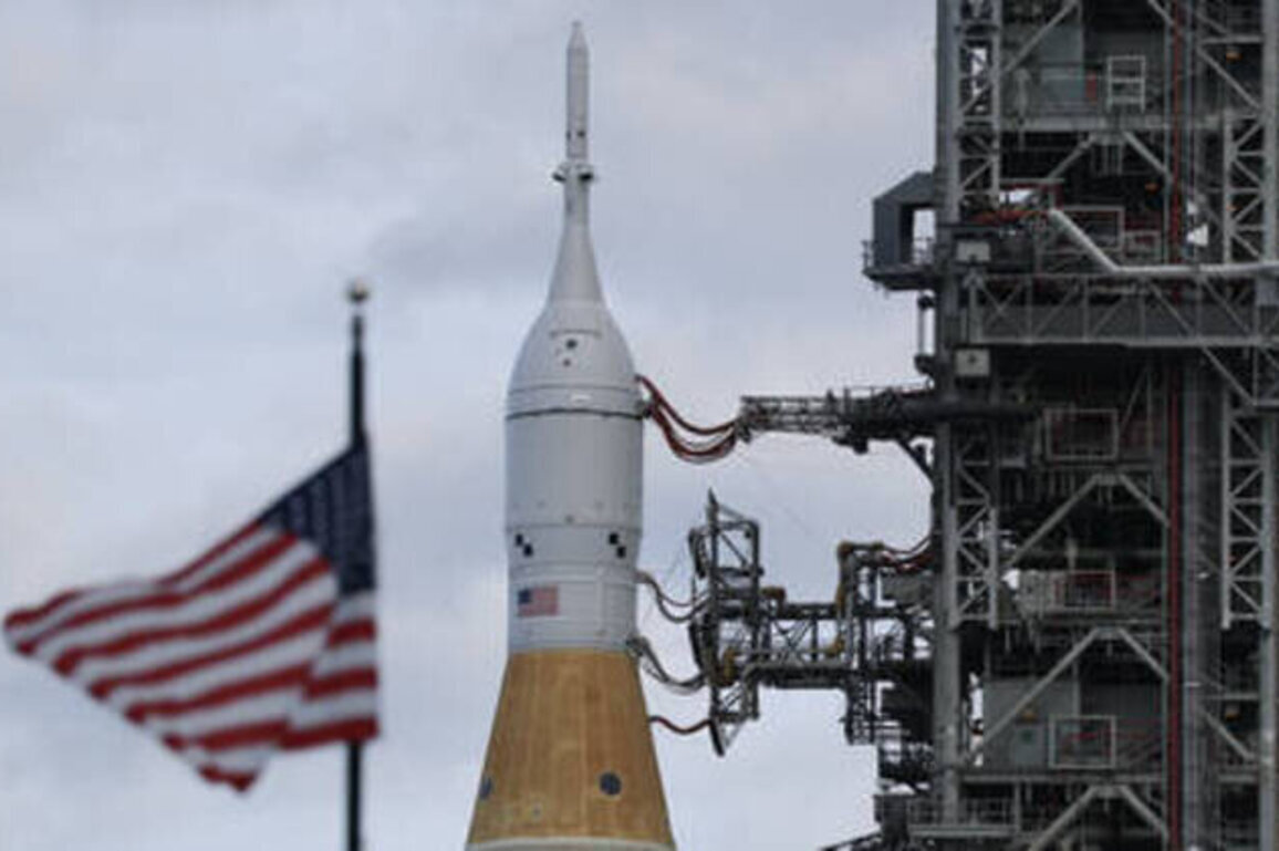 Why is America struggling to return to the moon?