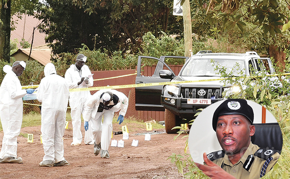 Abakugu ba poliisi nga beekenneenya ekifo Kaweesi we yattirwa e Kkulambiro. Abakugu ba poliisi nga beekenneenya ekifo Kaweesi we yattirwa e Kkulambiro.