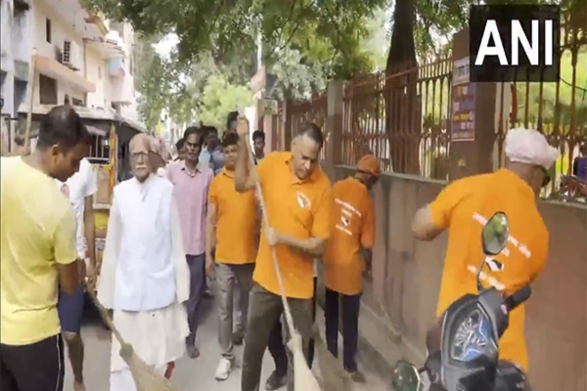 UP: Cleanliness drive conducted across Lucknow to mark Rajnath Singh's birthday