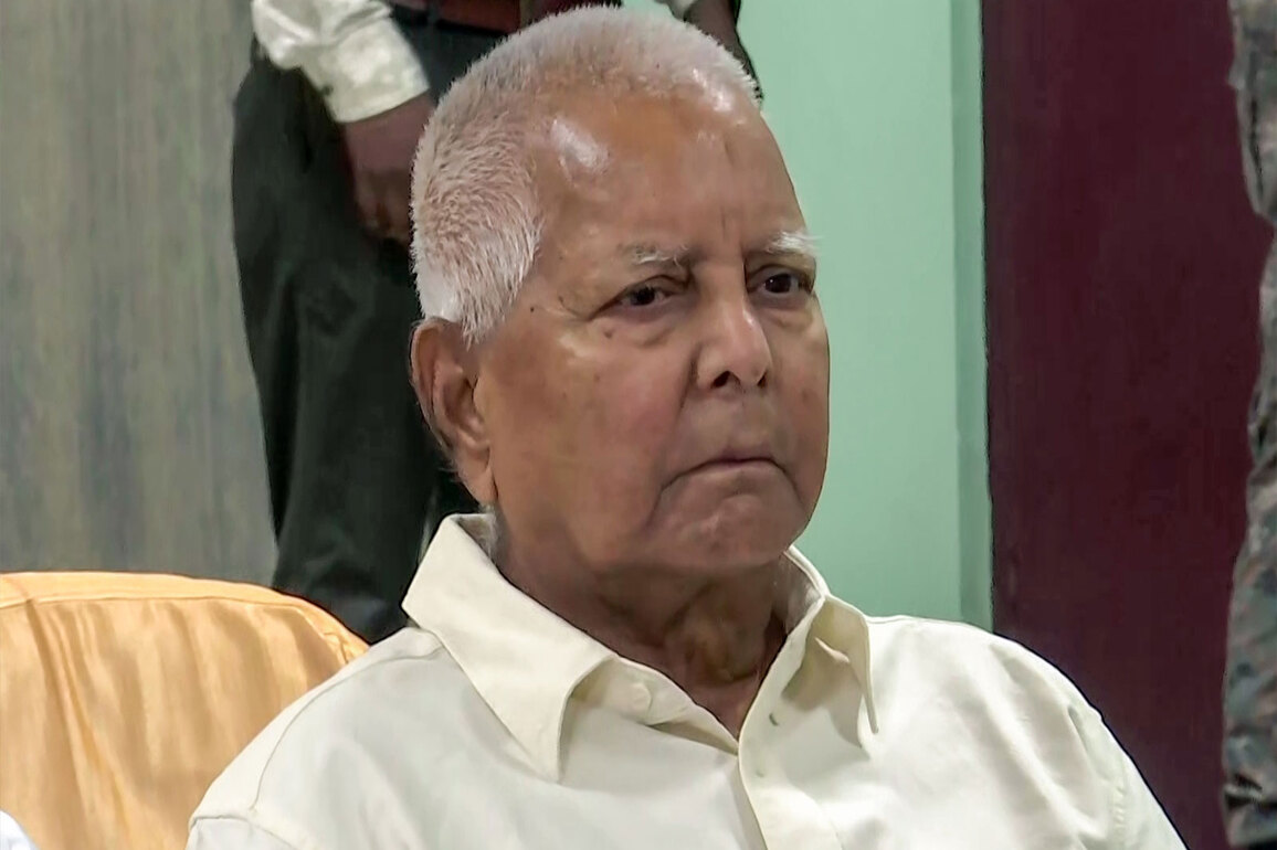 "Uncrowned king of lies, leader of empty promises": RJD supremo Lalu Yadav slams NDA govt over Chhath train promise