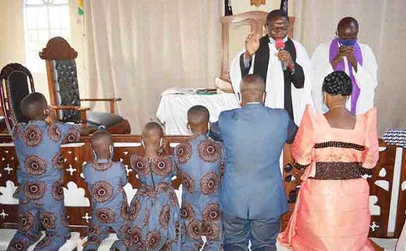 Omubaka Sserubula ne mukyala we nga babasabira. Omubaka Sserubula ne mukyala we nga babasabira.