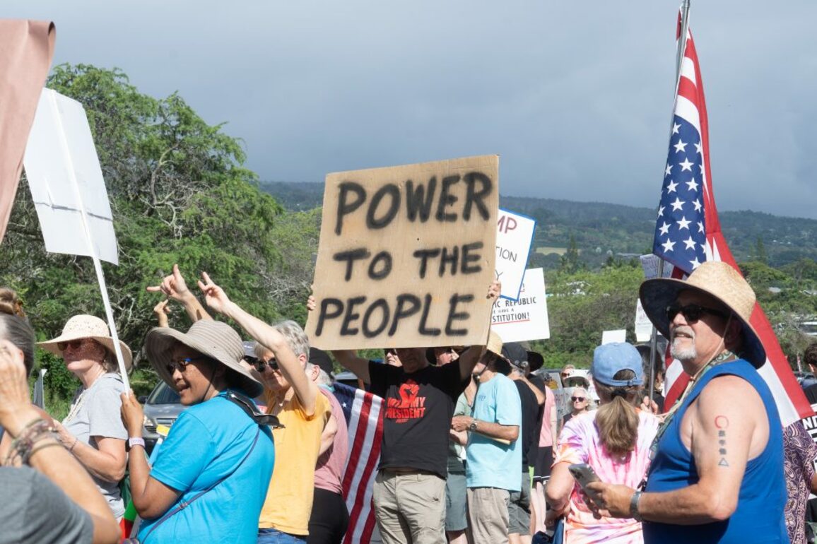 Hundreds line highway in Kona to protest Trump administration during No Kings event