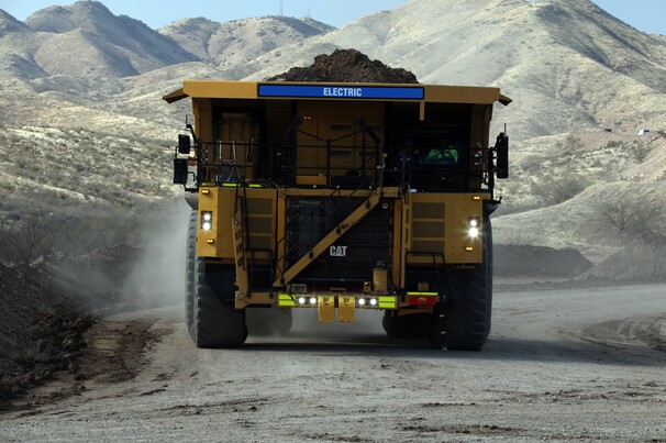 Caminhão fora de estrada movido a bateria da CaterpillarCaminhão fora de estrada movido a bateria da Caterpillar que será testado pela Vale