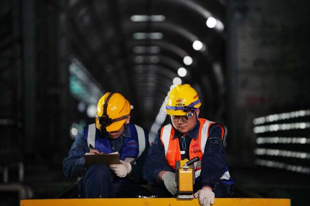 GLOBALink | Subway power supply maintenance at night in NE China's Heilongjiang