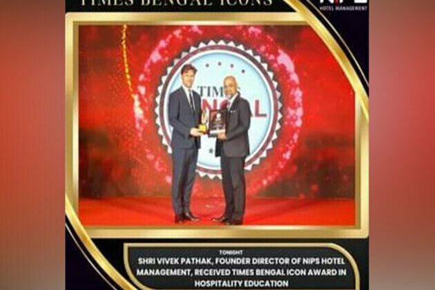 Dr. Vivek Pathak, NIPS Hotel Management Institute Founder and Director, received TIMES Bengal Icon Award for Hospitality Education
